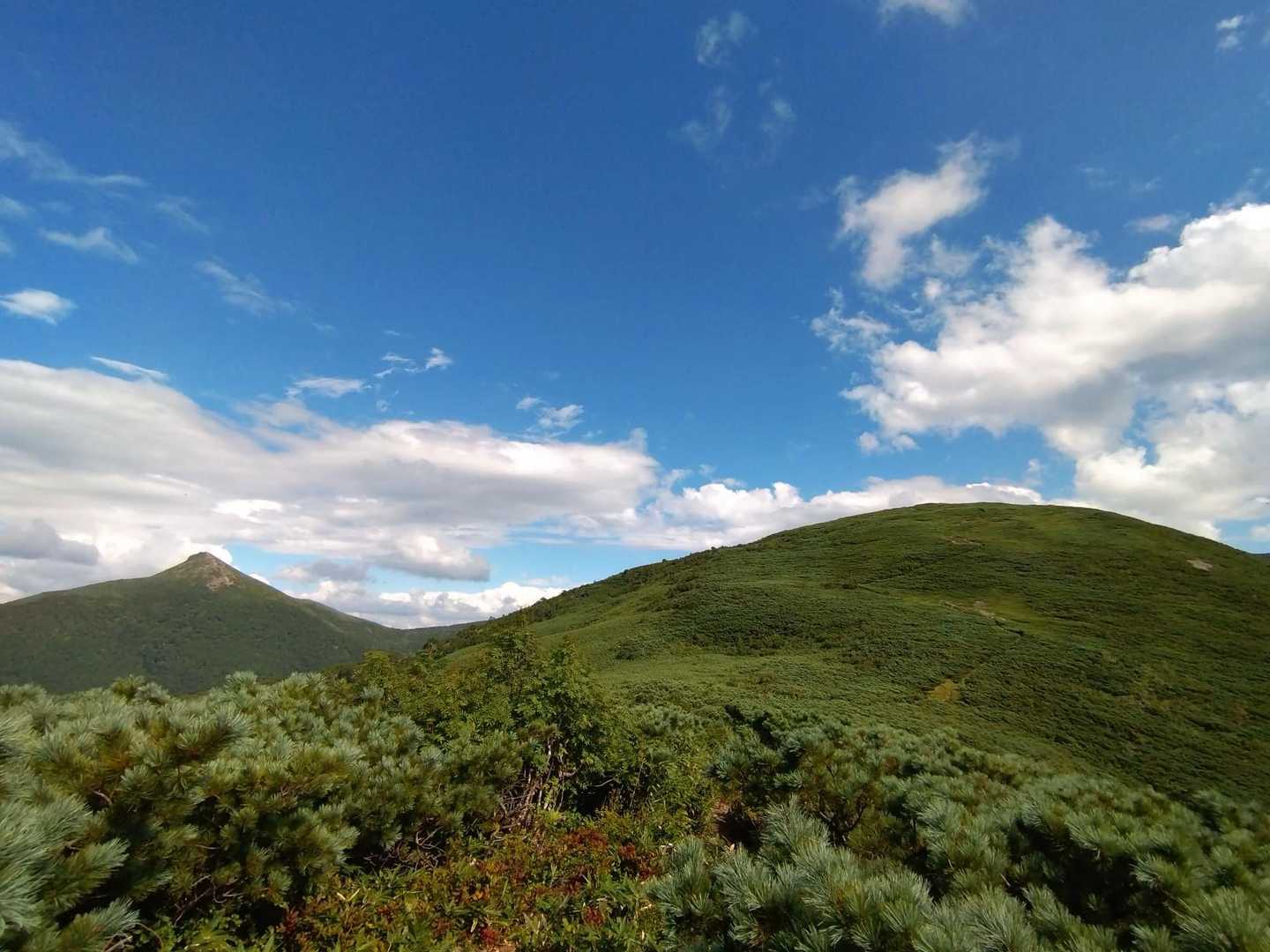 振り返る。


天塩岳は天塩丸山の陰に隠れ
左奥には前天塩岳。