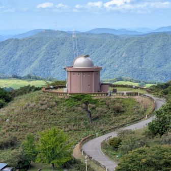 山頂から見た天文台。