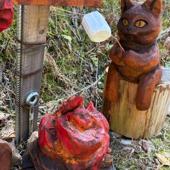 先谷登山口には
猫さんの消防士🧑🏾‍🚒さんが迎えてくれました
マシュマロ焼いてました🤭
集落から上之保小学校まで、約2km歩き🅿️へ
