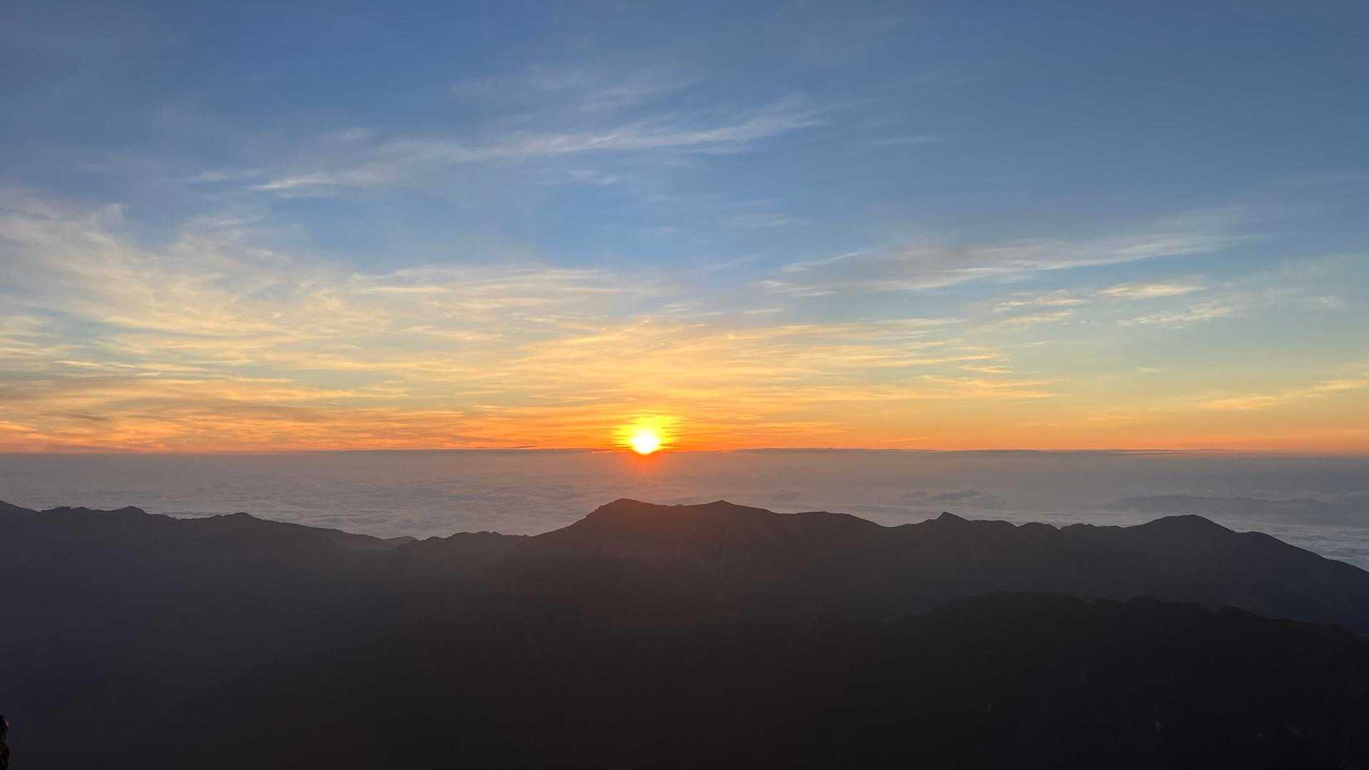 ご来光🌅昨日の時点では諦めてた山頂からのご来光。感動で言葉になりませんでした。
