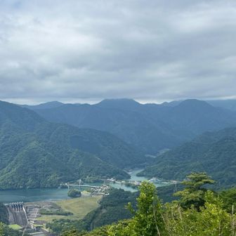 山頂からは丹沢湖もよく見え
奥の檜洞丸、蛭ヶ岳はガスがかかってます