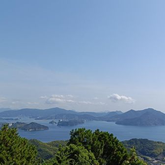 山頂へ到着　標高243.5㍍
歩いてきた来島海峡大橋が見えます。