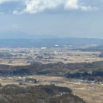 奥にうっすら見えてるのは泉ヶ岳かな、と思ったが方向微妙に違う？