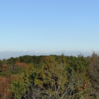 日光方面の白い山々も薄らと