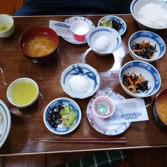 頂きます🥢🙏

ご飯🍚、味噌汁、漬け物、温泉卵🥚、納豆、焼き海苔、ひじきの和え物😋

勿論、ご飯は半分、味噌汁をおかわりしました😋