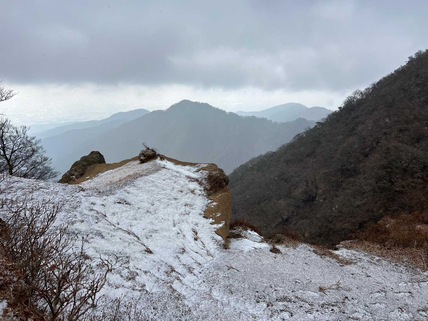 ここがメインですが凍ってるから岩場まで行けない💦
先に進みます