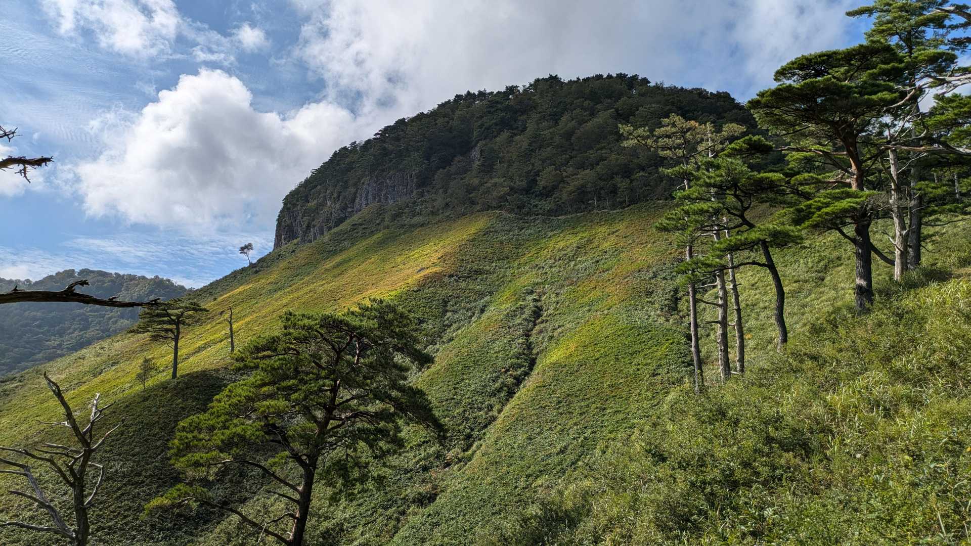 船上山を左に見ながら北側へ回り込む