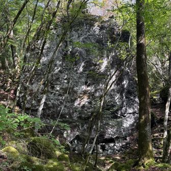 下のハイキングコースで下山
巨石群です