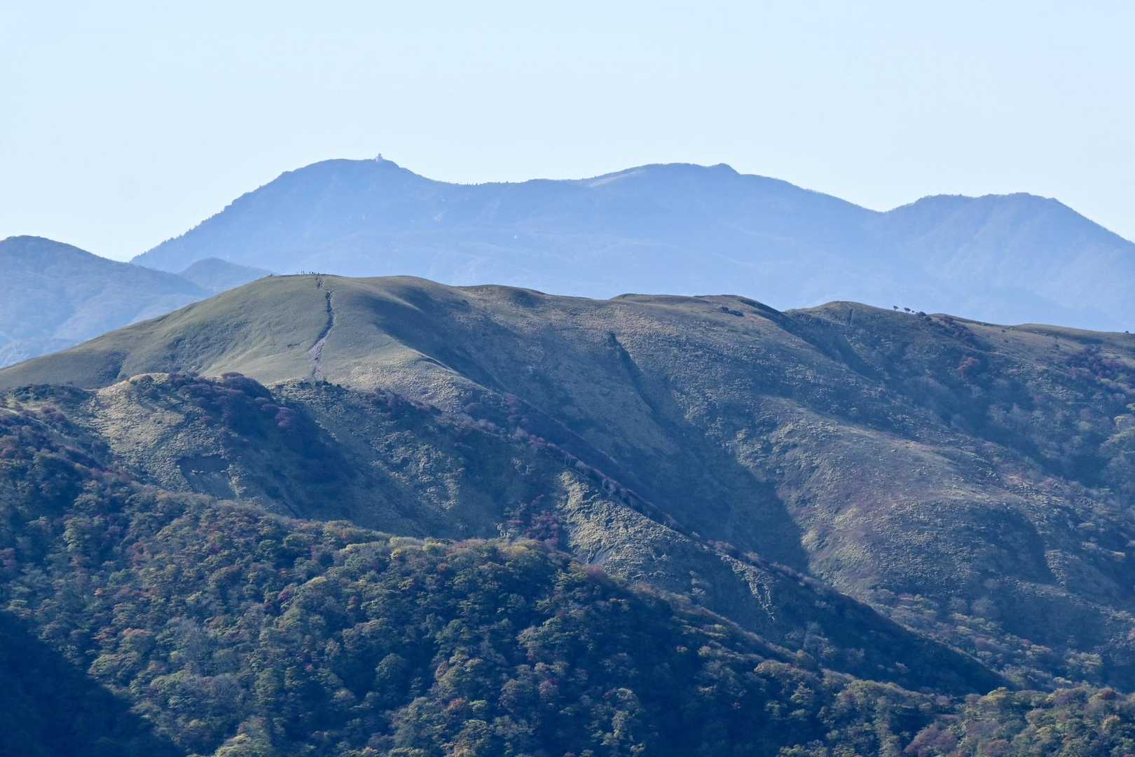 お隣の竜ヶ岳も今日は多くの人でしょうか。
赤い羊🍁も見頃かな？