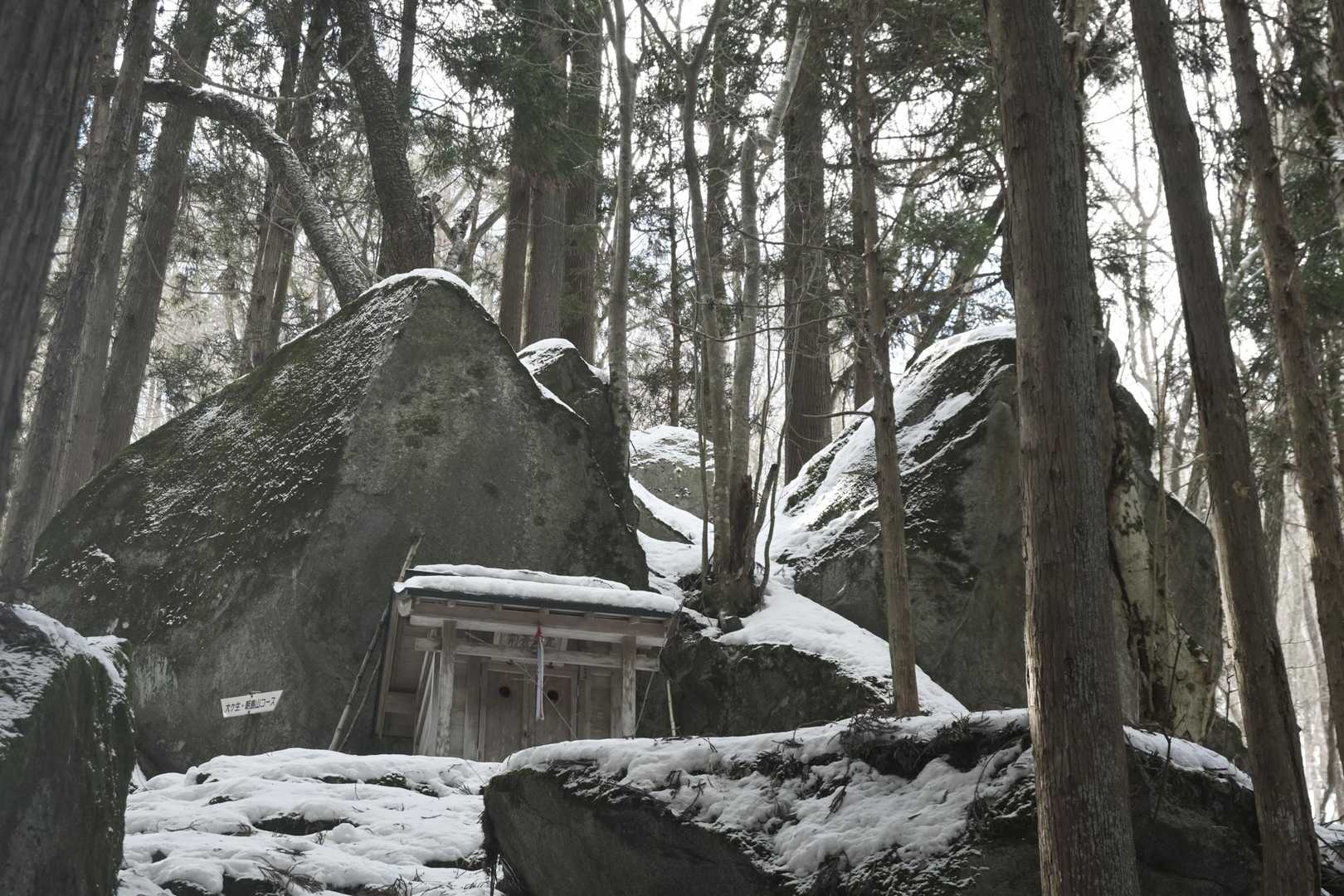 立岩蒼前。馬の神様を祀っているらしい。

チャグチャグ馬コでも知られる滝沢の蒼前神社もそうだが、ここもかつては馬産が盛んだったようだ。馬の餌となる良質な草を採るために、朝島山で毎年山焼きをしていた、と何かで見た。昭和30年代以前の朝島山は、樹林で覆われた今の姿とはだいぶ違っていただろうね。