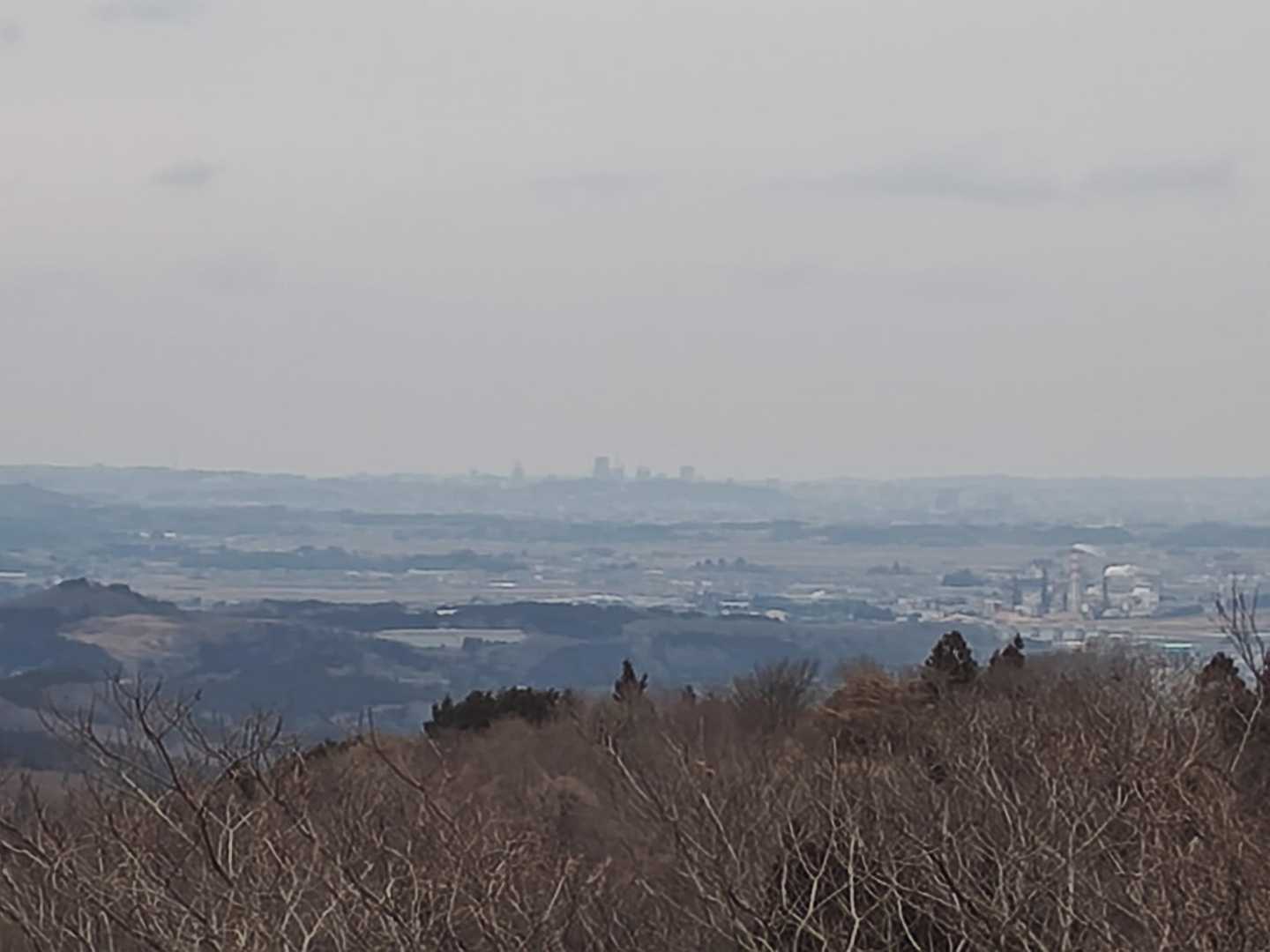 真ん中にうっすら見えるのが仙台の街