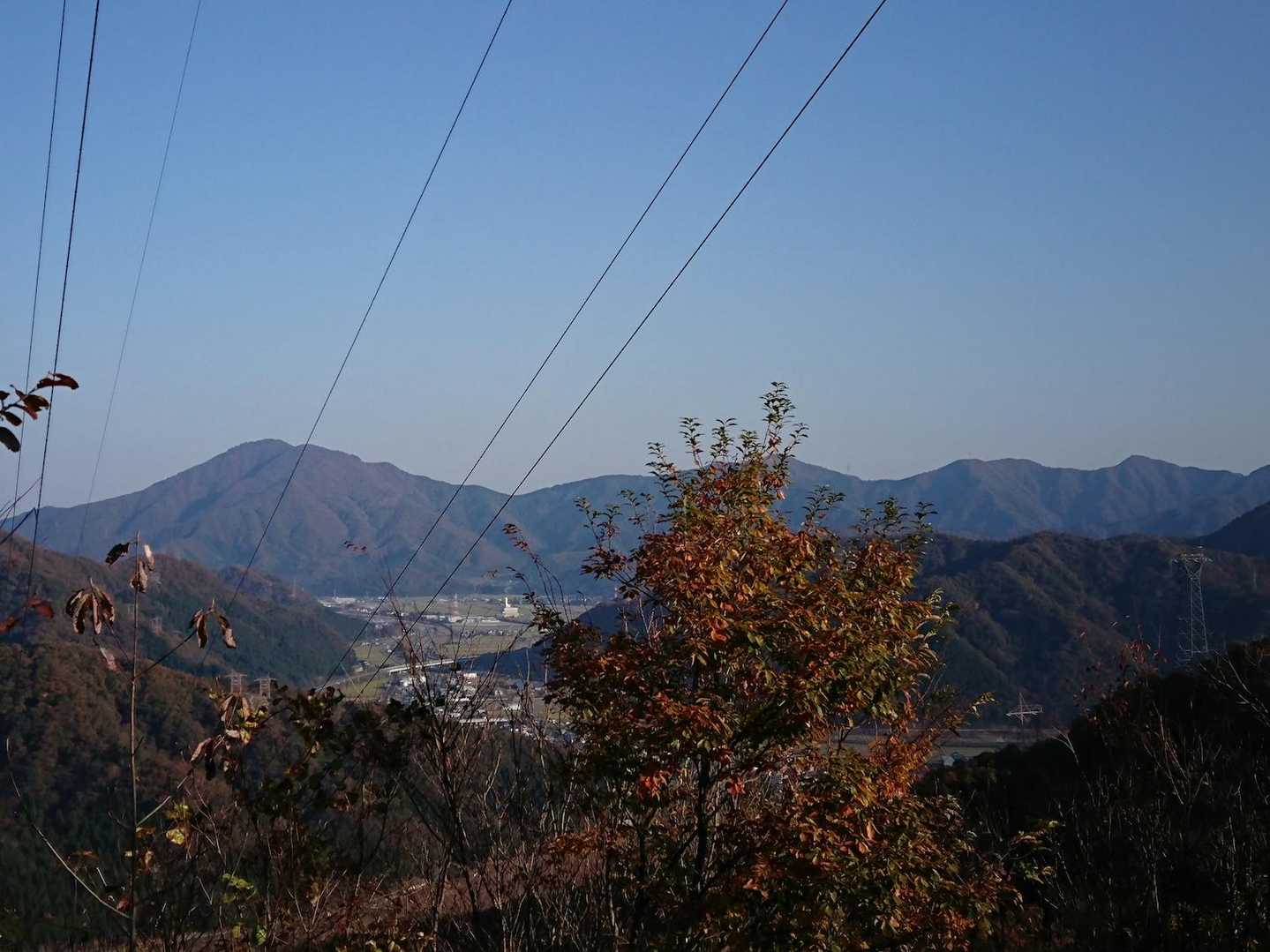 鉄塔の下を通過。
向こうに見えるのは日野山。
