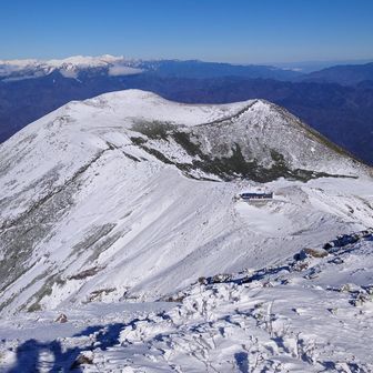 初冬の御嶽山へ。
最初と最後以外人に合わず、静かな山行でした。
青空の下、白い山々は静謐で美しく、どこか厳かな気分になりました。
山に登る人々が安全に過ごせますように。