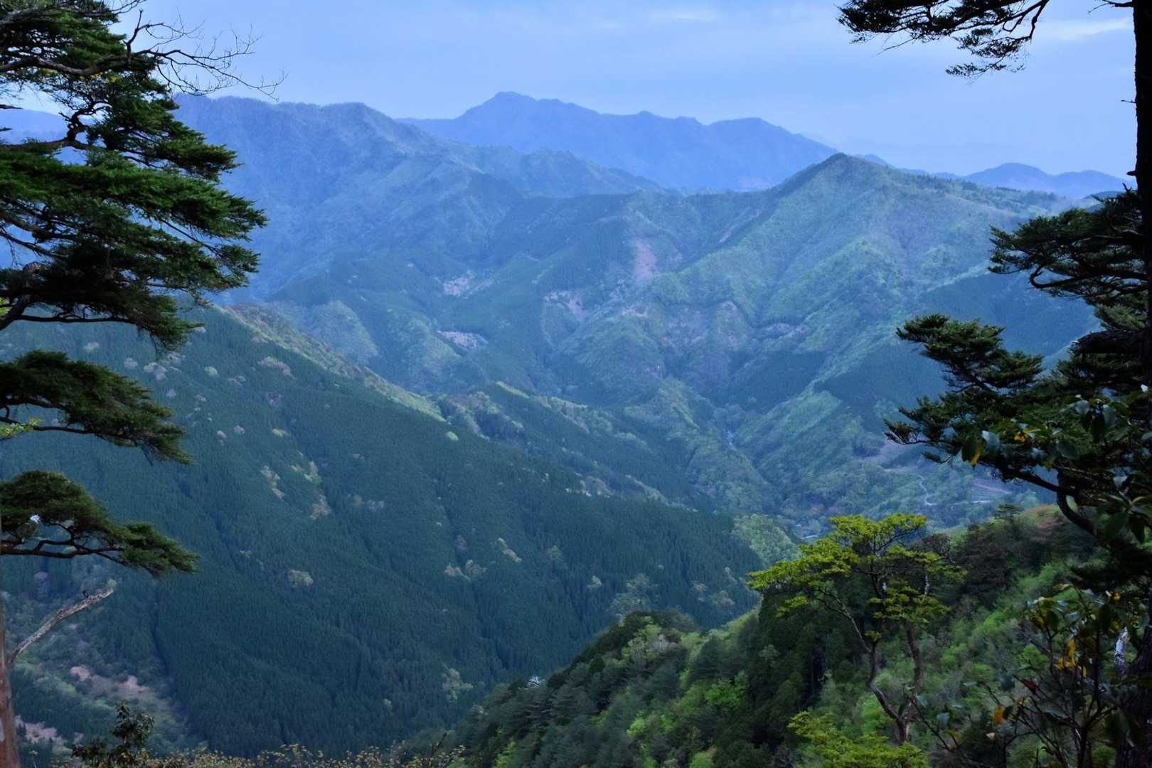 七年山直下の展望台から傾山👍