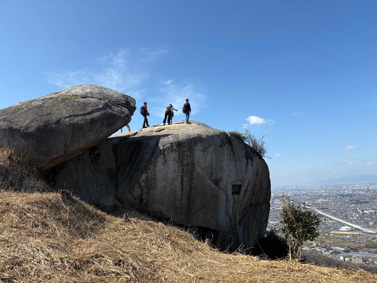 岩の上の人と比べるとかなりデカい