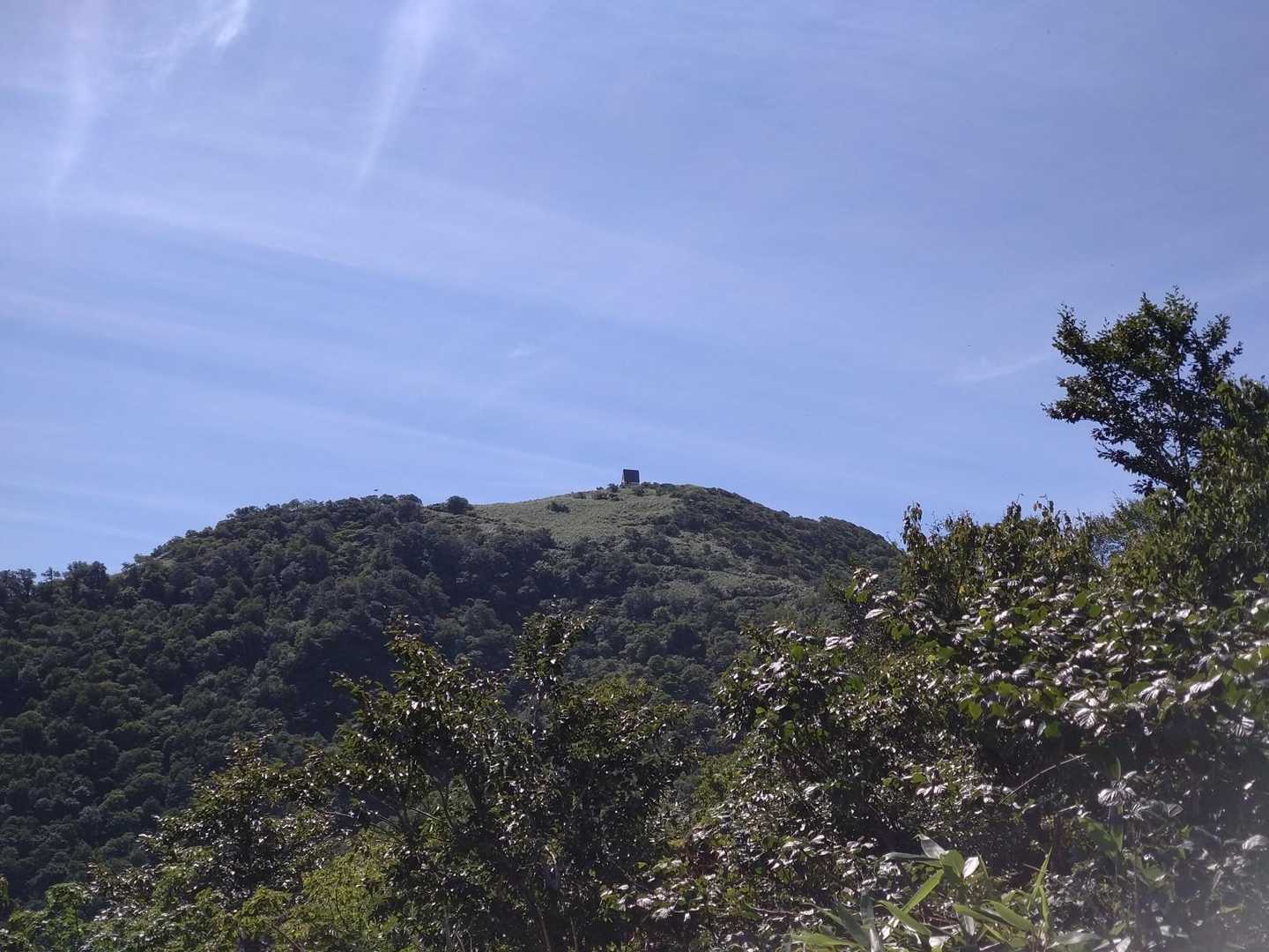 山頂避難小屋見えた🛖