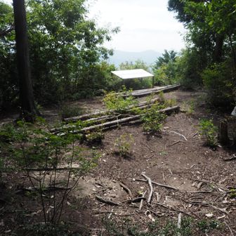1時間ほどで、岳山の東峰山頂＝展望台（のろし台）まで上ってきました。西峰は眺望が期待できないとのことなので、ここでお昼にしましょう。