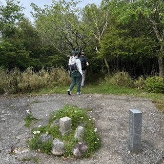 萩太郎山に向かいます