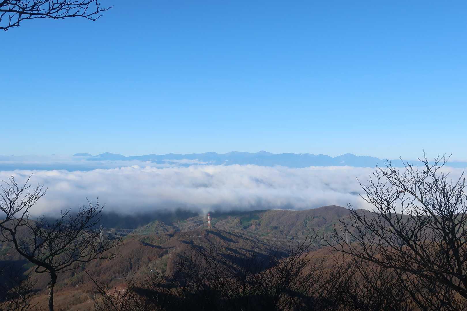 この辺りから南アルプスが雲の上に見えました。
反対側を見ると奥多摩の御前山・三頭山・大岳山も見えました。