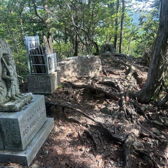 五大尊岳に到着⛰️
山頂は狭いです💧