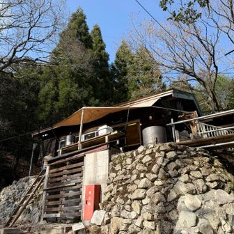 山荘のご主人が仕事していました