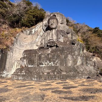 日本寺大仏

とても大きな大仏さまで、高さが31.05mあるということでした。青い空の下、明るい広場になっていて、休んだり写真をっているかたが多くいらっしゃいました。