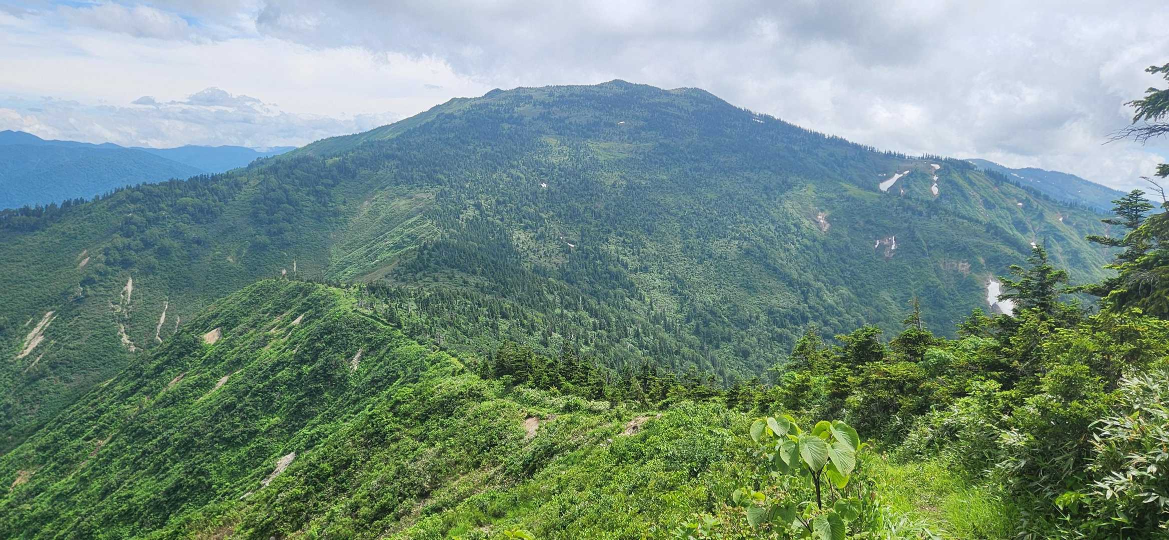 窓明山への稜線