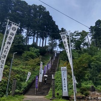 春日山神社直下の駐車場からスタート。
10台程度しか停められませんが、入れ替わり早く、停められました♪

写真は、駐車場からすぐ始まる、長い階段。
これで、早々に汗だくｗｗ