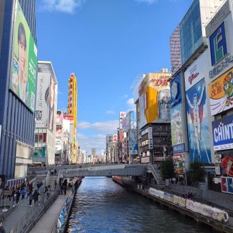 大阪市 道頓堀を通過します。
土日と違ってそこまで混雑してないので歩きやすいです😀 休日夜の御堂筋は大混雑で歩くだけでも大変ですよね