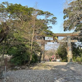 銅の鳥居から、朝日を浴びながら登山開始。