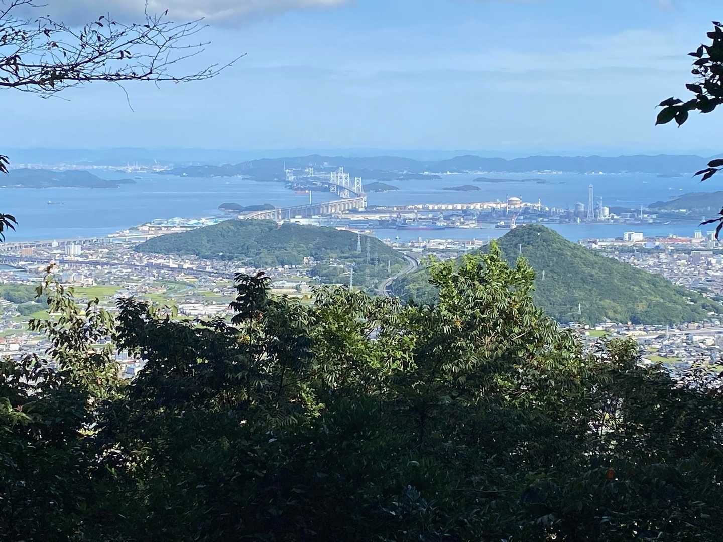 こちらは瀬戸大橋方面の景色👀
坂出のコンビナート🏭をはじめ、ホームの王子が岳も綺麗に見えています✨
あまりこのアングルで見る事が無かったので、何だか新鮮な気分でした😃