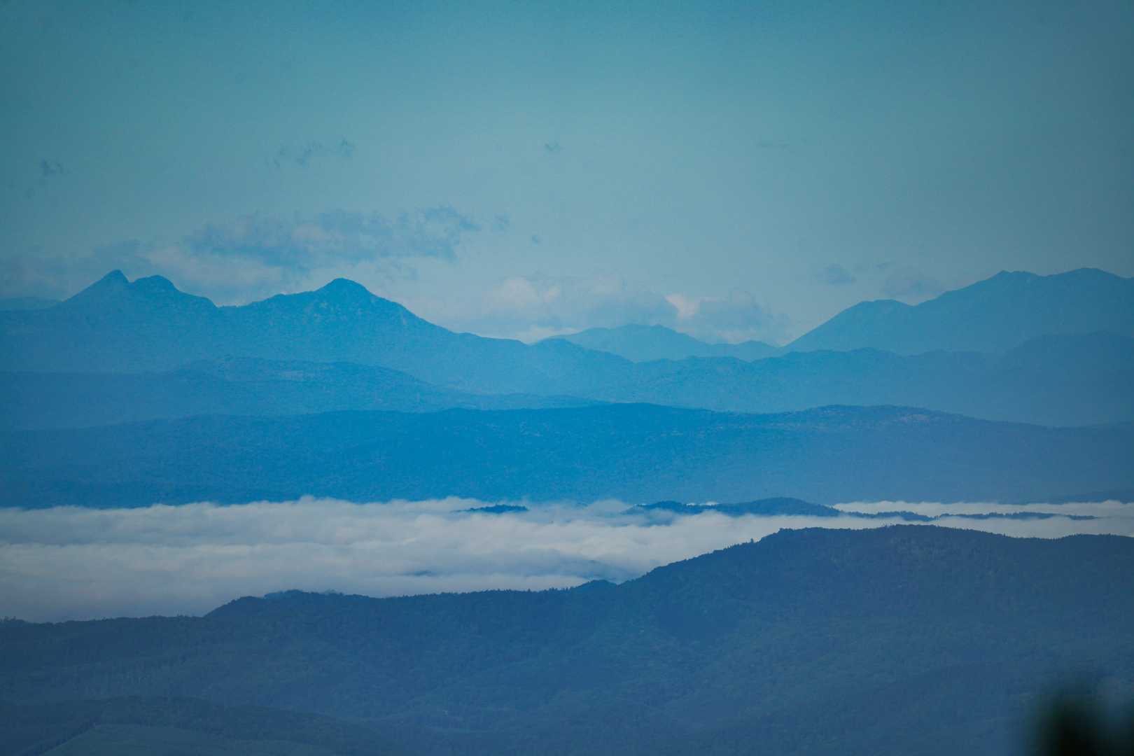 左がニペソツ山、中央奥がオプタテシケ山のはず