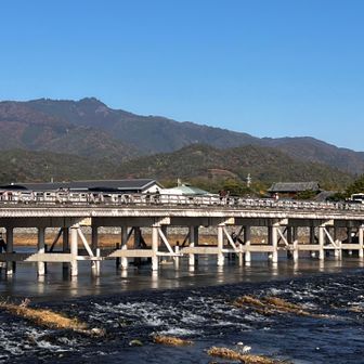 渡月橋、愛宕山とよくマッチしている。
こうしてみると、まるで渡月橋は愛宕山の懐に抱かれているようだ。
まだ人は少ない。