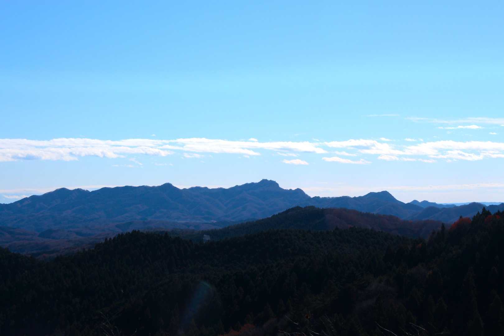何て景色😍
奥久慈方向。
那須岳は雪雲の中、日光の山々は見えたけど、富士山は雲の向うだったよ。
東北のお山もたくさん見えた💛