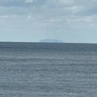 今日は空気が澄んでいるのか沖ノ島が大きくくっきり見えました。