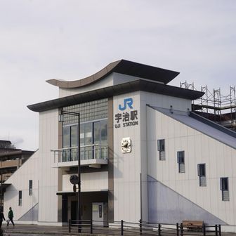 JR宇治駅
外観は、「宇治茶」の色をモチーフにした落ち着いた茶色の瓦屋根と、和風のモダンなデザインが特徴
「源氏物語」歴史と景観に調和した、情緒ある駅舎