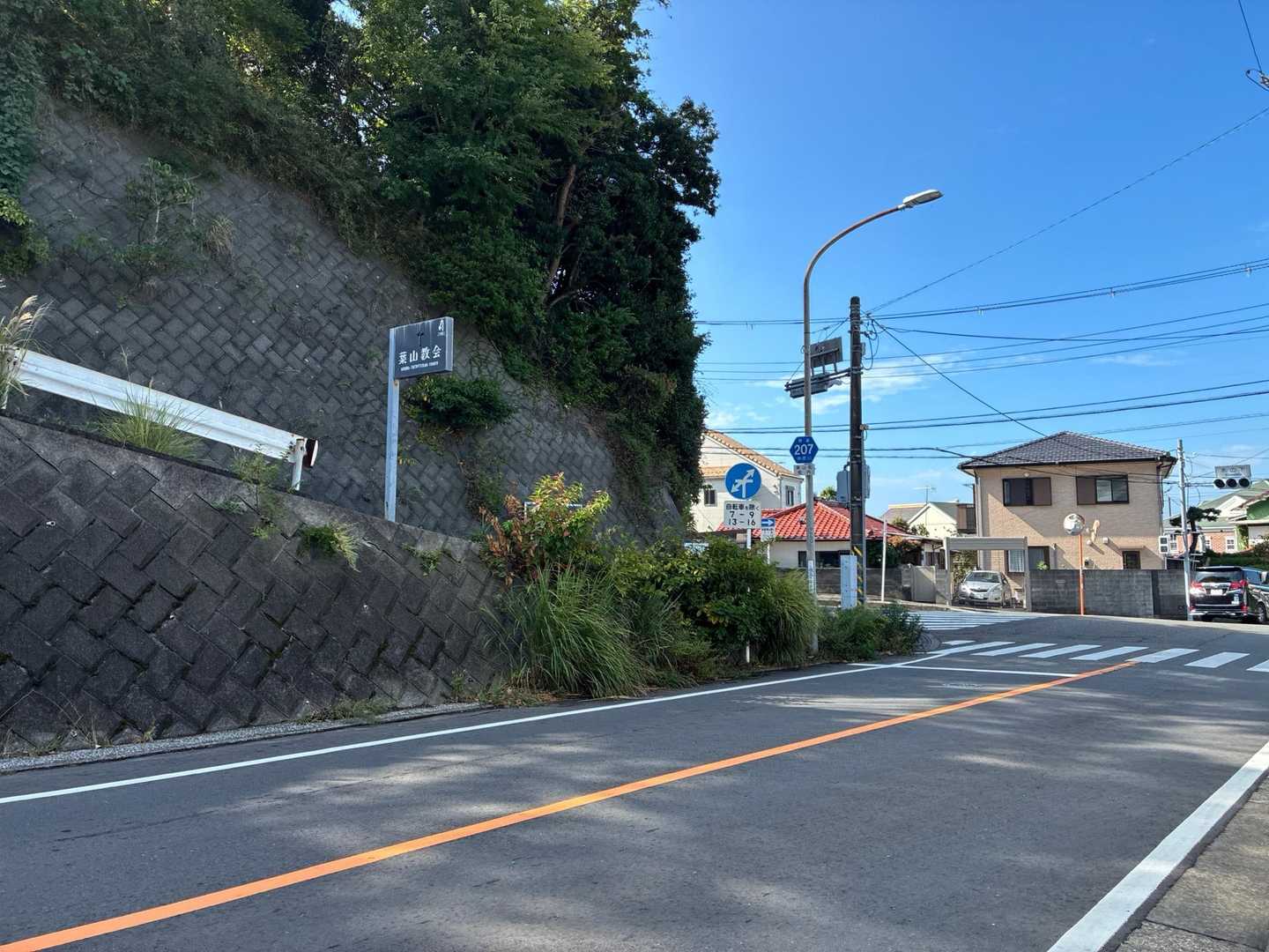 YAMAPスタートは朝マックしたあと京急の逗子・葉山駅から。
そこからロード歩きで登山口までやってきました。
目の前の横断歩道渡って行きます🚸