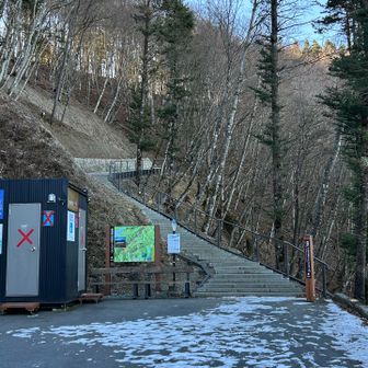 新道峠。バス停あるが冬季休業