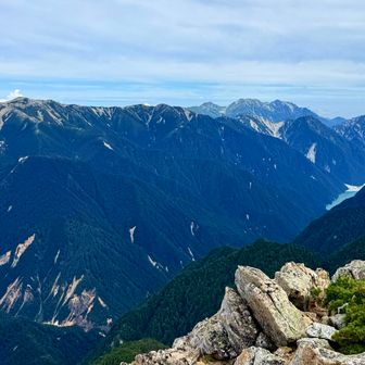 右方向から、
高瀬ダムと針ノ木岳、奥に立山・剱岳と、左に赤牛岳かな？