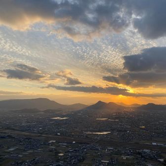 ただたた感動
故郷の山々がずらり
左端は　四国百名山でもある　大麻山
こんぴら山へと続いてます

中央は　おだいっさん（空海）が7歳の時に崖から飛び降りた伝説のある
四国百名山　でもあり
四国八十八ヶ所　我拝師山（がはいし）
