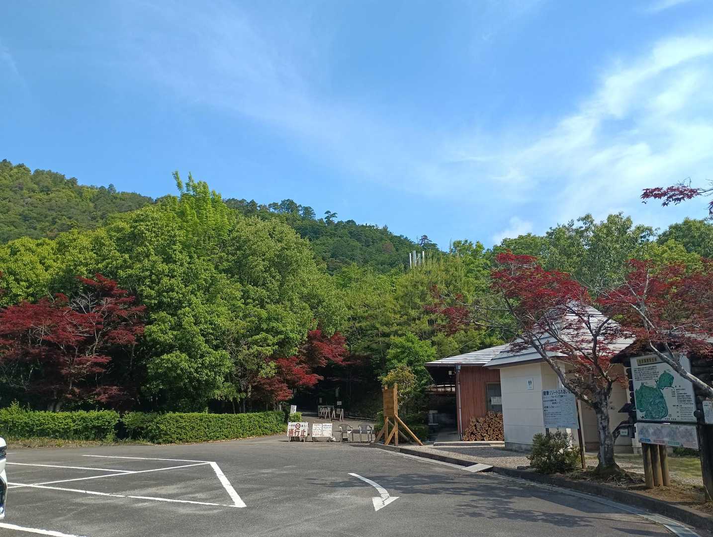 みのかも健康の森の9時開門と同時に到着したものの、続々とハイカーの車が上がってきて人気の高さにびっくり。