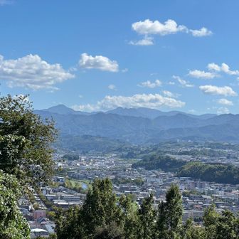 ついつい山を見てしまう。
大門山、大笠山がよく見える。とてもわかりにくいが御前峰も写真右端に見えている。