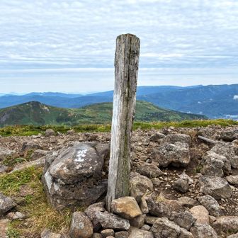 📍笊森1541ｍ
こちらで再度、石川からお越しになられた方とご一緒になり、石川県と岐阜県にまたがる百花繚乱のお花が咲く「白山」をご紹介していただきました😊
近い将来是非、登らせていただきます👍
https://youtu.be/fErhgDt8SOc