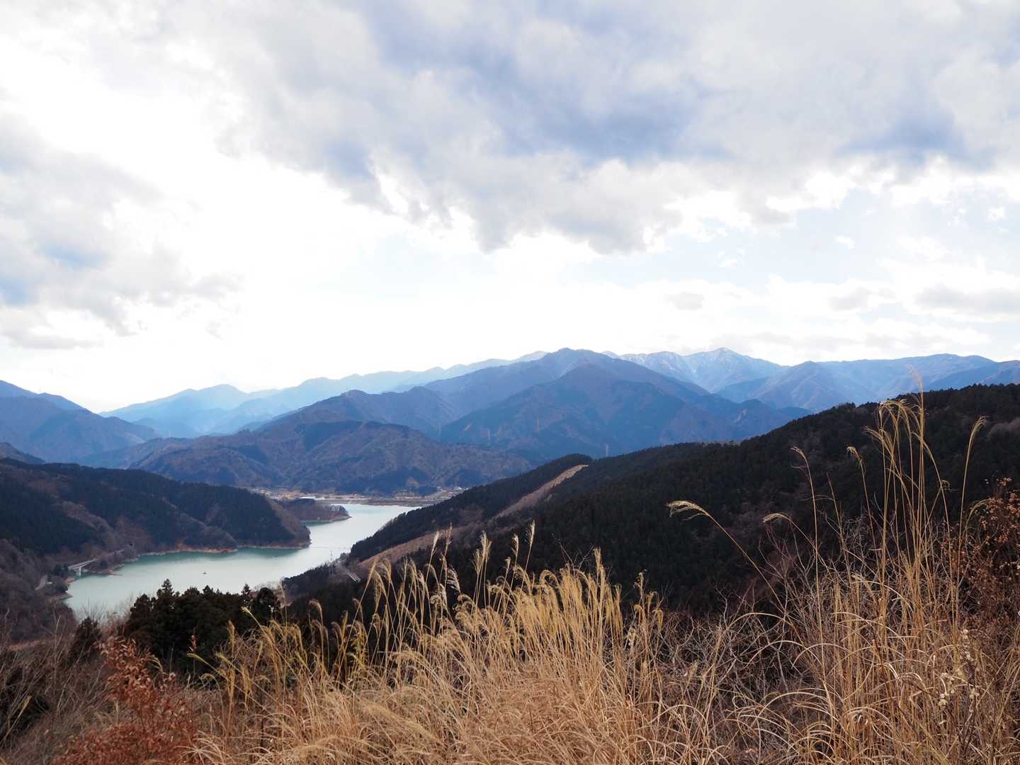 三ノ塔から丹沢山、蛭ヶ岳。
雪が乗っていますね。
寒そう❄️❄️❄️
