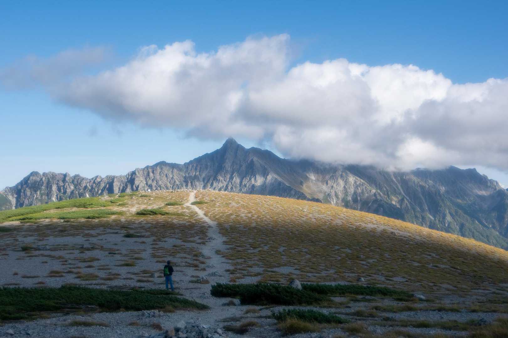 暫く山頂で槍から雲が取れるの待ってましたが下山。途中もう少しで雲取れそう。