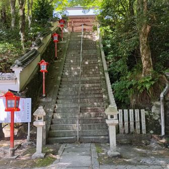 本山寺本堂の階段を降りた所の手水の水は冷たくて最高