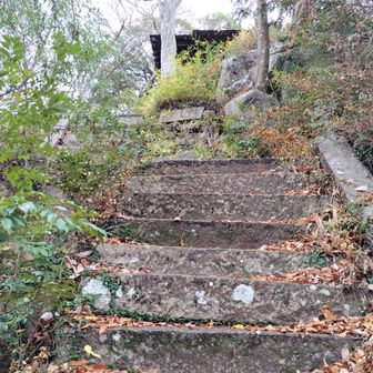 山頂手前で参拝