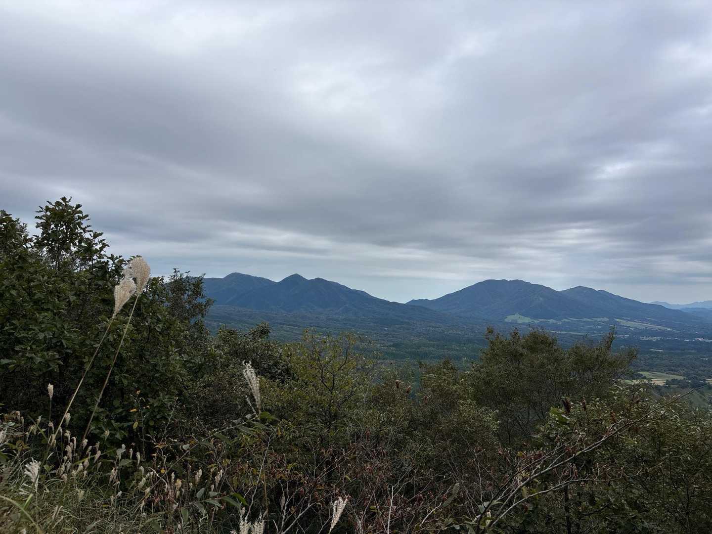 先程登った皆ヶ山、右には上蒜山、中蒜山。