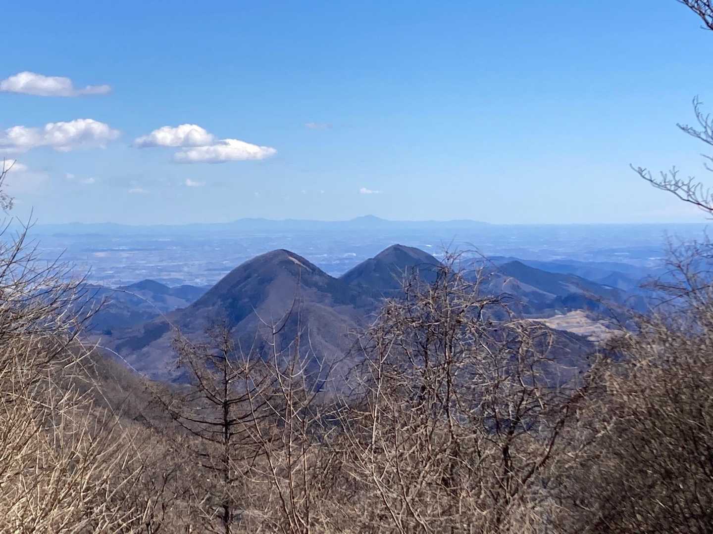 あまり開けていませんが山頂からの展望
御荷鉾山⛰️
うっすら富士山も見えましたが写真がうまく撮れていなくて残念😢
下山します