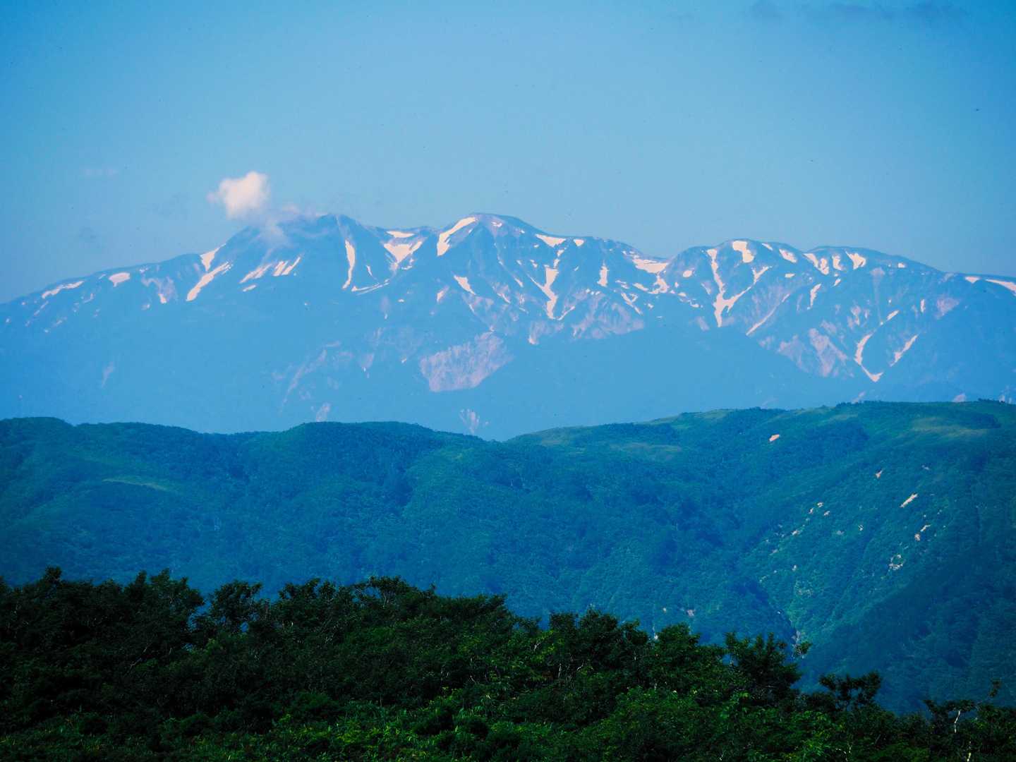 山頂から北アルプスや御嶽、乗鞍などがよく見える。　特に目立つのが残雪が残る白山だ。